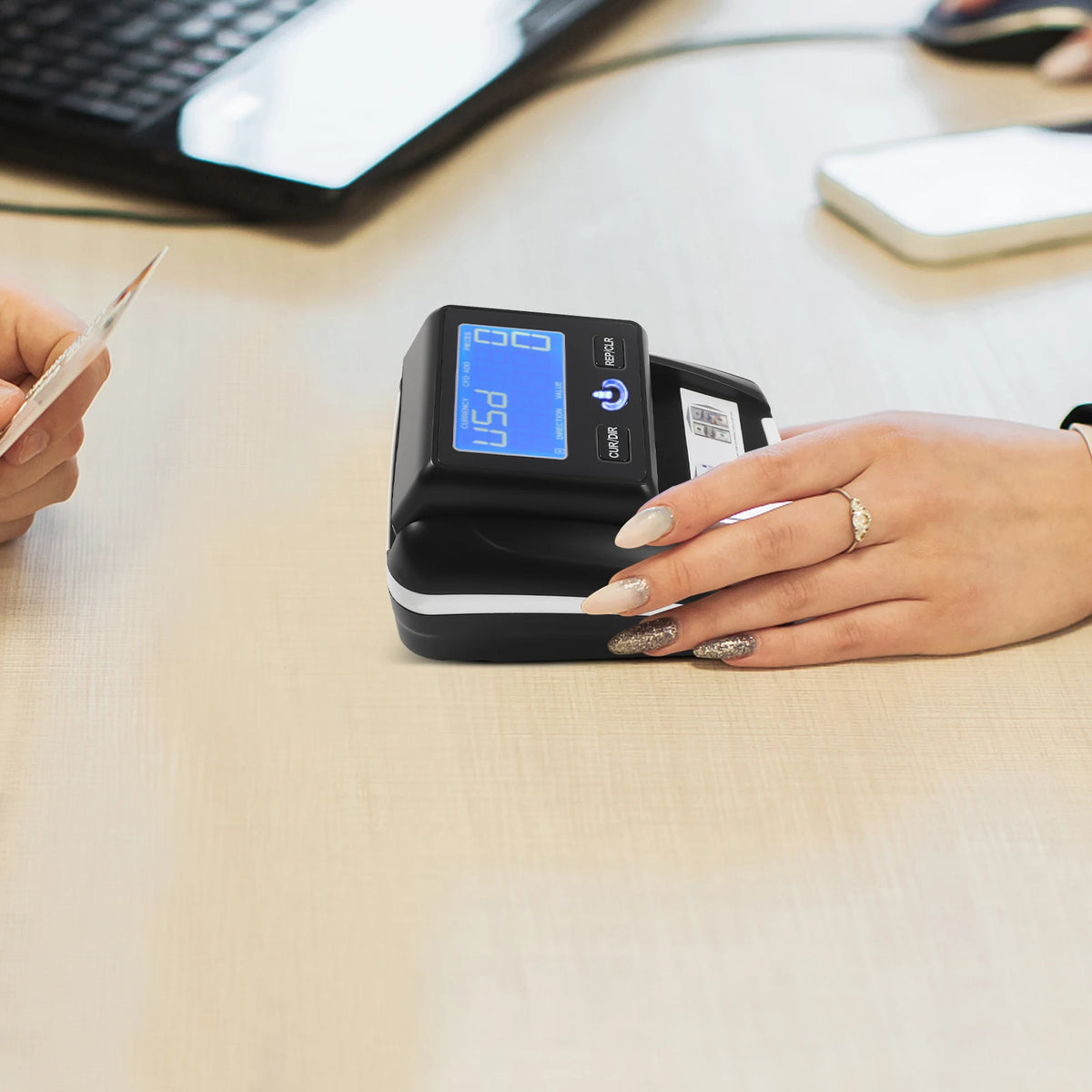Counterfeit Bill Detector 2-in-1 Detect Count 1-999 Count Range 500mAh Rechargeable Battery 4-5h Endurance Portable Money Checker Machine Any Direction Bill Insert USD EUR Currency Tester For Company Accounting Office Mall